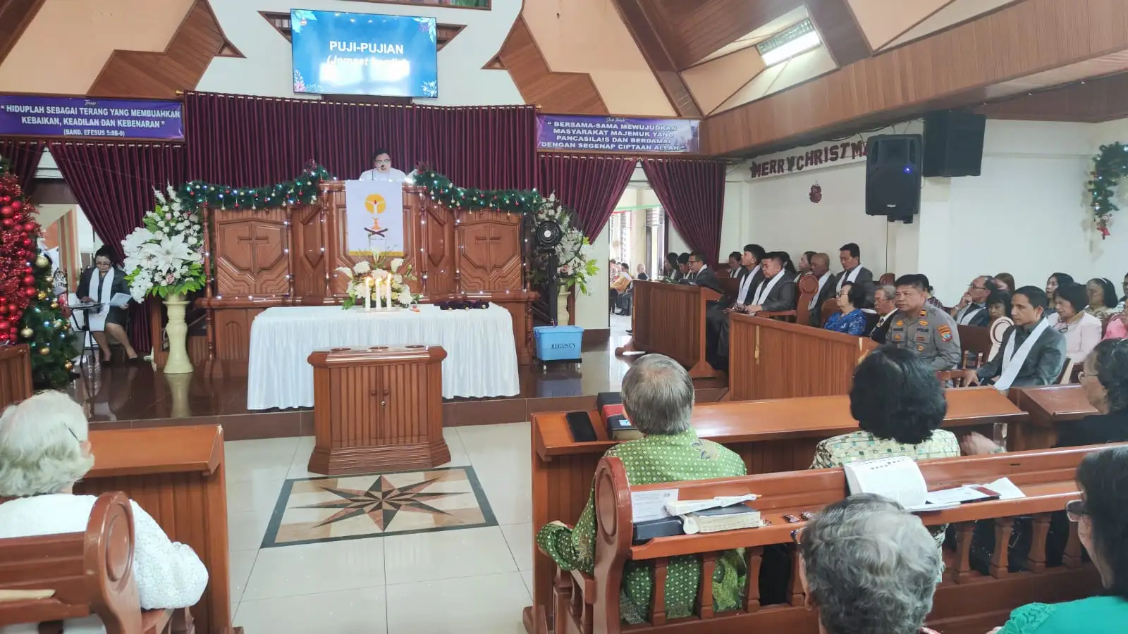Pesan Natal Sarat Makna: Kapolsek Kombi Sampaikan Himbauan Kamtibmas di GMIM Eben Haezer Kombi